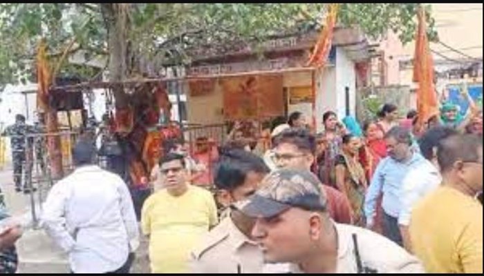 मंडावली में मंदिर की रेलिंग तोड़ने पर, लोगों का जबरदस्त विरोध; सुरक्षा में भारी पुलिस बल तैनात