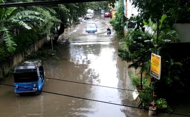 चेन्नई में  रिकॉर्डतोड़ बारिश से लोगों के घरों में घुसा पानी , बाढ़ की चेतावनी जारी 