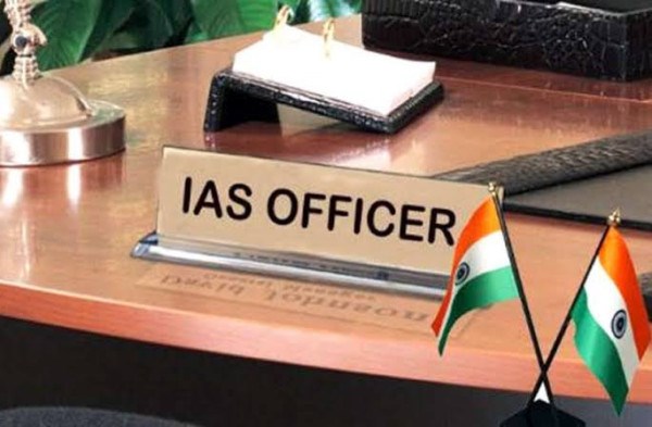 यूपी में 2 डीएम समेत 5 IAS अधिकारियों का तबादला