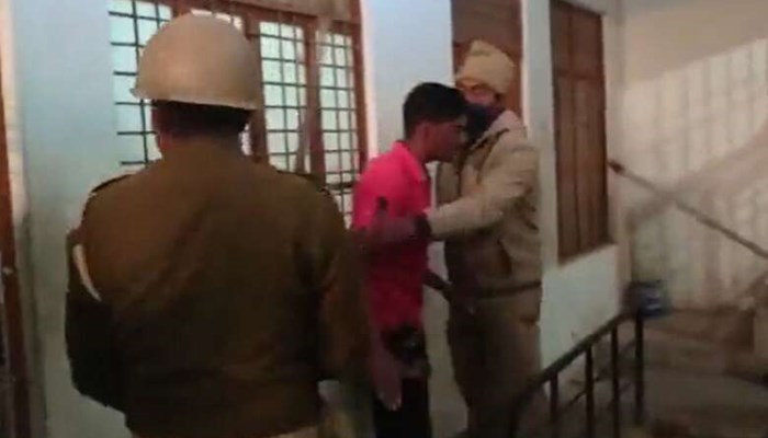 प्रयागराज: छात्रों ने किया जोरदार विरोध प्रदर्शन, 1000 पर FIR, छात्रों संग पिटाई मामले में 6 पुलिसकर्मी सस्पेंड