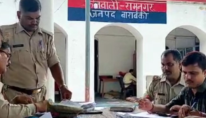 बाराबंकी: बीजेपी मंडल अध्यक्ष से उलझना पुलिसकर्मियों को पड़ा भारी, एसपी ने 4 को किया लाइन हाजिर; लॉकअप में किया था बंद