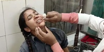 बाराबंकी: ASP ने सड़क हादसे में घायल मासूम बच्ची को गोद में उठाकर करवाया इलाज, खुद संभाली ट्रैफिक व्यवस्था