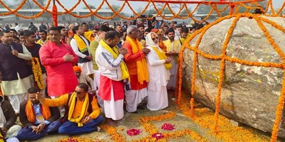 रामनगरी पहुंची द‍िव्‍य शालिग्राम की श‍िलाओं का भव्‍य पूजन, भक्‍त बोले- लग रहा मां सीता-श्रीराम के हुए दर्शन