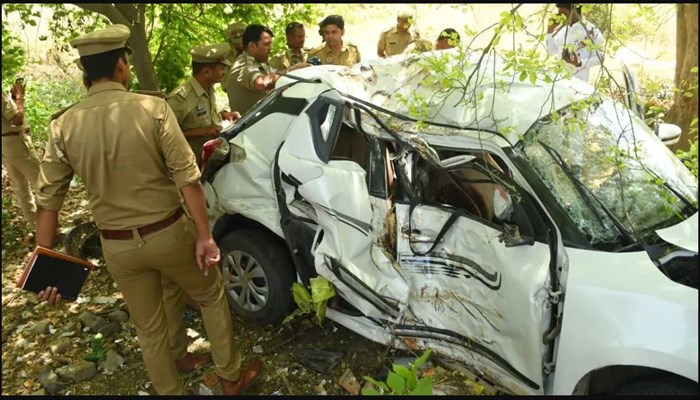 बाराबंकी: लखनऊ-अयोध्या हाईवे पर बड़ा हादसा, अन‍ियंत्र‍ित होकर पलटी तेज रफ्तार कार; तीन की मौत