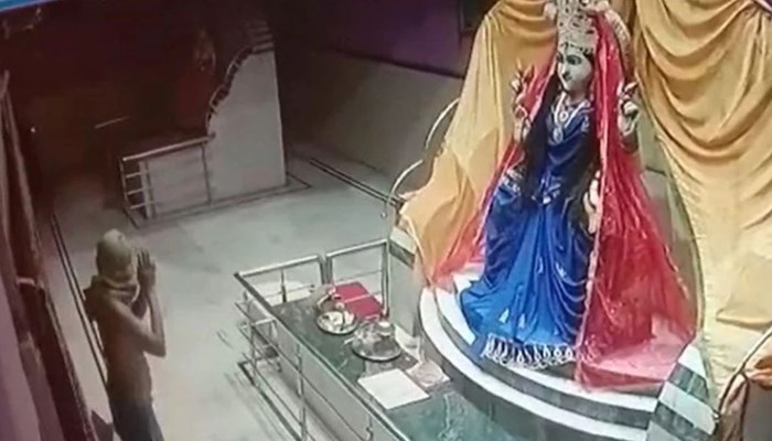 चोर मंदिर में घुसा, लक्ष्मी माता से माफ़ी मांगी फिर घंटा, पेटी और बर्तन सब चुरा ले गया!