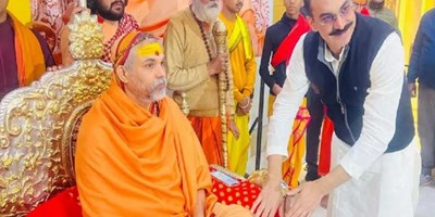 फिल्‍मों और वेब सीरीज में देवी-देवताओं का उड़ाया मजाक तो खैर नहीं! UP में संतों ने बनाया धर्म सेंसर बोर्ड