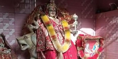 बाराबंकी में माता का अनोखा मंदिर, भक्तों की मान्यता- नारियल चटका कर देती हैं मनोकामना पूरी होने के संकेत