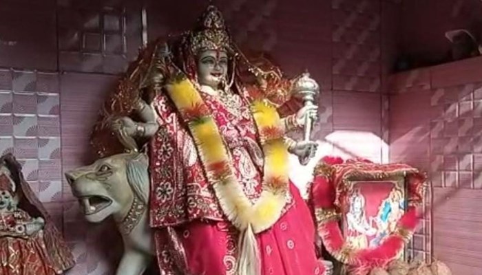 बाराबंकी में माता का अनोखा मंदिर, भक्तों की मान्यता- नारियल चटका कर देती हैं मनोकामना पूरी होने के संकेत