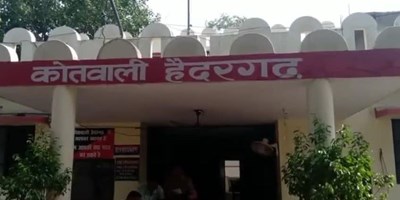 बाराबंकी में पुलिस कस्टडी में युवक की मौत का आरोप, थाने से दो किलोमीटर दूर पेड़ से लटका मिला शव