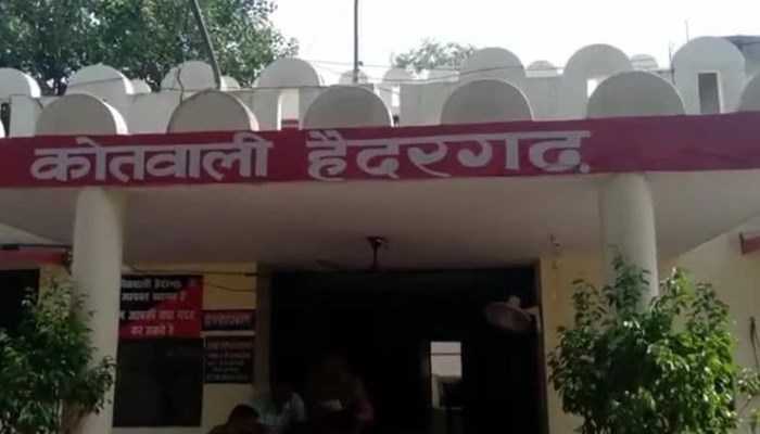 बाराबंकी में पुलिस कस्टडी में युवक की मौत का आरोप, थाने से दो किलोमीटर दूर पेड़ से लटका मिला शव