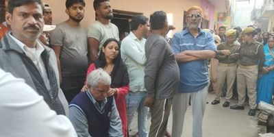 गोरखपुर में बाप और दो बेटियों ने फंदे से लटककर की खुदकुशी, पांच महीने से बकाया थी फीस