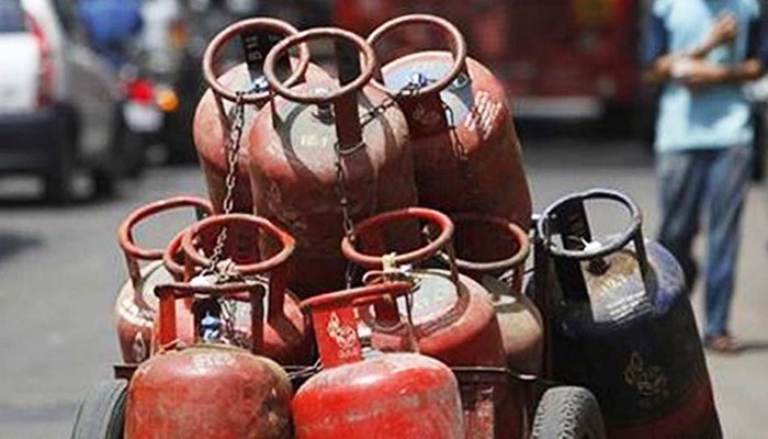 LPG Price Hike: कमर्शियल कुकिंग गैस की कीमत में आज से 250 रुपये की बढ़ोतरी, जानें क्या है कीमत