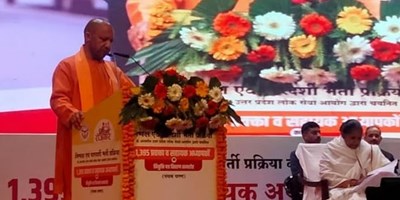 यूपी: नियुक्ति पत्र देकर मुख्यमंत्री योगी शिक्षकों से बोले- ट्रांसफर-पोस्टिंग में न पड़ें अपना काम करें