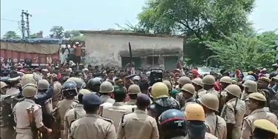 उत्तर-प्रदेश: प्रयागराज हत्याकांड का मामला गरमाया, डंडा लेकर थाने पहुंची महिलाएं; आरोपितों के घर बुलडोजर चलाने की मांग