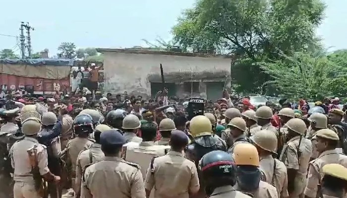 उत्तर-प्रदेश: प्रयागराज हत्याकांड का मामला गरमाया, डंडा लेकर थाने पहुंची महिलाएं; आरोपितों के घर बुलडोजर चलाने की मांग