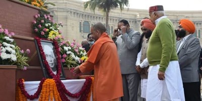 लखनऊ: सीएम योगी ने पूर्व प्रधानमंत्री चौधरी चरण सिंह की जयंती पर किया माल्यार्पण