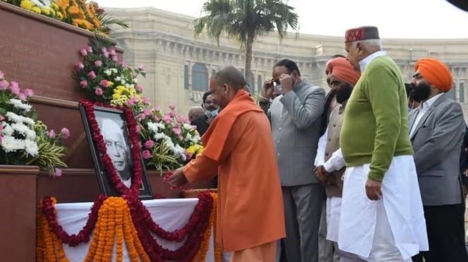 लखनऊ: सीएम योगी ने पूर्व प्रधानमंत्री चौधरी चरण सिंह की जयंती पर किया माल्यार्पण