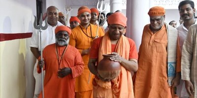 वैदिक मंत्रोच्चार के बीच सीएम योगी ने किया कलश स्थापना, निकाली गई भव्य कलश शोभा यात्रा…