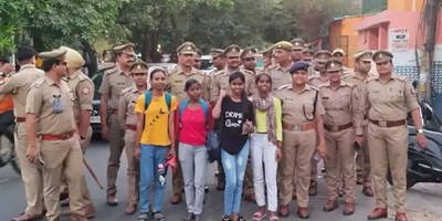 लखनऊ: हम भी साथ चलें?..जब पुलिस से गश्त के दौरान लड़कियों ने किया सवाल, देखिए फिर क्या हुआ