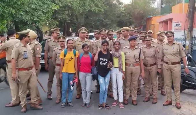 लखनऊ: हम भी साथ चलें?..जब पुलिस से गश्त के दौरान लड़कियों ने किया सवाल, देखिए फिर क्या हुआ