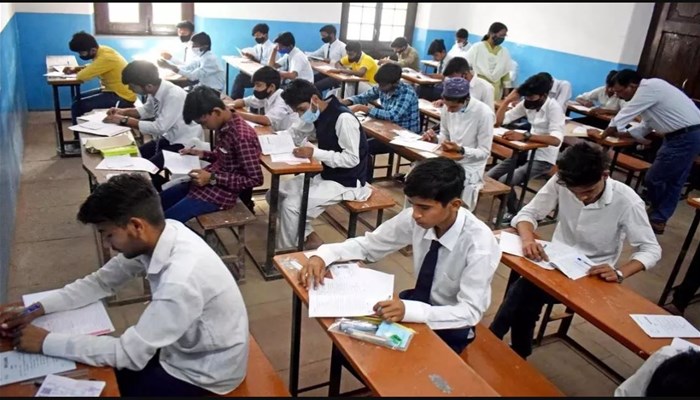 UP Board Exam 2024: पेपर लीक के बाद स्ट्रांग रूम में बढ़ाई निगरानी, DIOS ने 17 केंद्रों का लिया जायजा