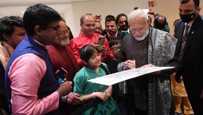 बर्लिन में गूंजे भारत माता की जय, वंदे मातरम के नारे, ब्रैंडेनबर्ग गेट पर दिखी भारत की विविधता