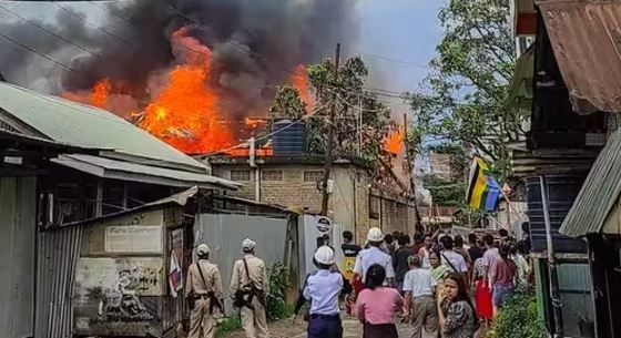 भीड़ ने इंफाल में दो घरों को किया आग के हवाले, शांति कायम करने के लिये जवानो  ने दागे आँसू गैस के गोले: इंटरनेट सुविधा पर 20 जून बाधित 