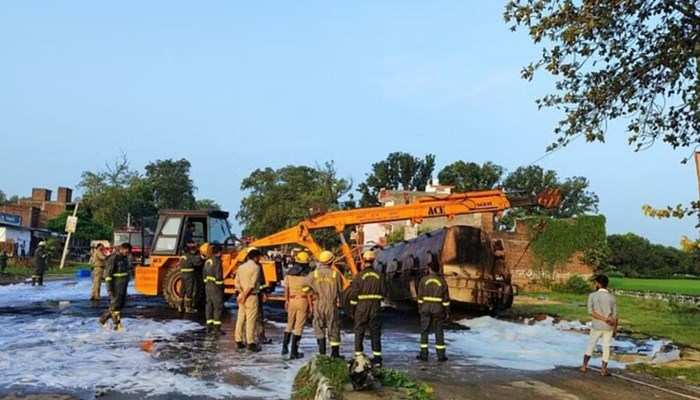 उत्तर-प्रदेश: बाराबंकी-गोंडा मार्ग पर पलटा केमिकल से भरा टैंकर, लगी भीषण आग, घंटों बंद रहा हाइवे