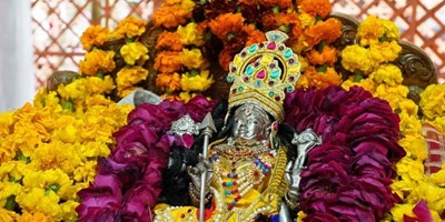 अयोध्या: राम मंदिर के गर्भगृह में अपने आसन पर विराजमान हुए रामलला, दोपहर से ही शुरू हो गए थे कर्मकांड 