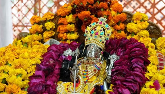 अयोध्या: राम मंदिर के गर्भगृह में अपने आसन पर विराजमान हुए रामलला, दोपहर से ही शुरू हो गए थे कर्मकांड 