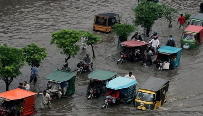 भारी बारिश से पकिस्तान में हालात बदतर, 76 लोगों ने गवाईं जान, 133 लोग घायल