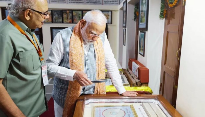 गोरखपुर: गीताप्रेस में एक पन्ने पर संपूर्ण गीता देख अभिभूत हुए PM मोदी, देवी-देवताओं के चित्रों का दर्शन कर हुए आनंदित