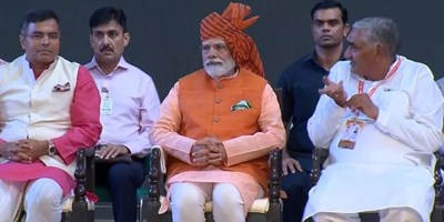 देशभर में शुरू हुआ 'रावण दहन', दिल्ली के द्वारका रामलीला ग्राउंड पहुंचे PM मोदी