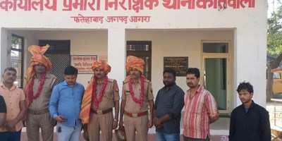 आगरा: पुलिस बनी देवदूत, जलते सिलेंडर को घर से निकाल बचाई परिवार की जान, लोगों ने किया सम्मान