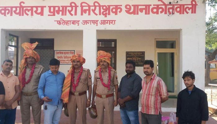 आगरा: पुलिस बनी देवदूत, जलते सिलेंडर को घर से निकाल बचाई परिवार की जान, लोगों ने किया सम्मान