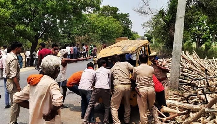 हरदोई में भीषण सड़क हादसा: बाइक वाले को बचाने के प्रयास में डंपर और टेंपो में टक्कर, तीन की मौत, नौ घायल