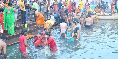 गाेमती में लगी आस्था की डुूबकी, लखनऊ में केले के तने से बनी नावों को भी किया गया प्रवाहित