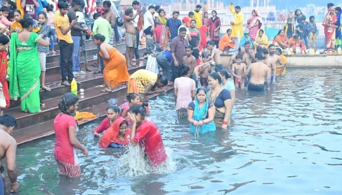 गाेमती में लगी आस्था की डुूबकी, लखनऊ में केले के तने से बनी नावों को भी किया गया प्रवाहित