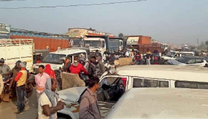 बाराबंकी: ट्रॉला खराब होने के कारण राष्ट्रीय राजमार्ग पर घंटो लगा रहा जाम