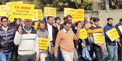 दिल्ली में LG के खिलाफ सड़क पर उतरे CM केजरीवाल, कहा- शिक्षकों को फिनलैंड जाने से रोक रहे एलजी