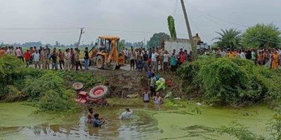 लखनऊ: इटौंजा में बड़ा हादसा, मुंडन कराने जा रहे 50 लोग ट्राली सहित तालाब में डूबे, तीन की मौत