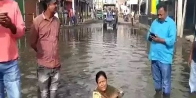 कीचड़ के बीचोंबीच धरने पर बैठीं कांग्रेस विधायक, वहीं पर गंदे पानी से लोटा लेकर नहाने लगीं दीपिका पांडे सिंह