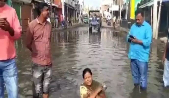 कीचड़ के बीचोंबीच धरने पर बैठीं कांग्रेस विधायक, वहीं पर गंदे पानी से लोटा लेकर नहाने लगीं दीपिका पांडे सिंह