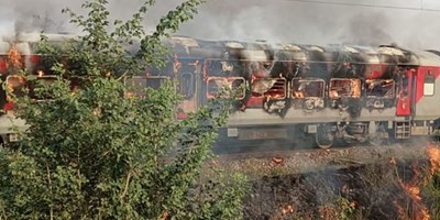 आगरा: भाड़ई रेलवे स्टेशन के पास पातालकोट एक्सप्रेस के दो डिब्बों में लगी आग, दो यात्री झुलसे, मची चीख-पुकार