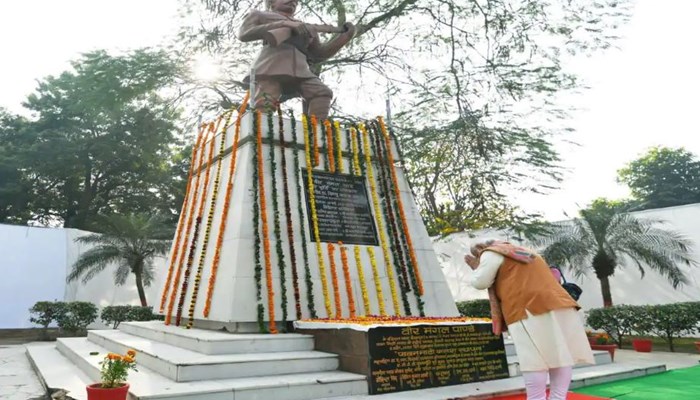 मंगल पांडेय की ड्रेस पेहेन बलिया की सड़कों पर निकले कलाकार, मोदी-योगी ने जयंती पर यूं किया याद