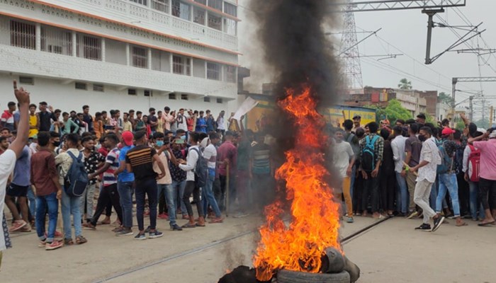 अग्निपथ पर बवाल: रोहतक में छात्र ने जान दी, पलवल में पुलिस की गाड़ियां फूंकी; बिहार, UP समेत पांच राज्यों में प्रदर्शन