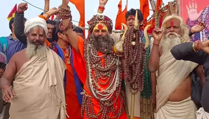 मठ-मंदिर में सपाइयों के बहिष्कार का ऐलान... स्वामी के 'प्रमोशन' पर Akhilesh के खिलाफ संतों ने खोला मोर्चा