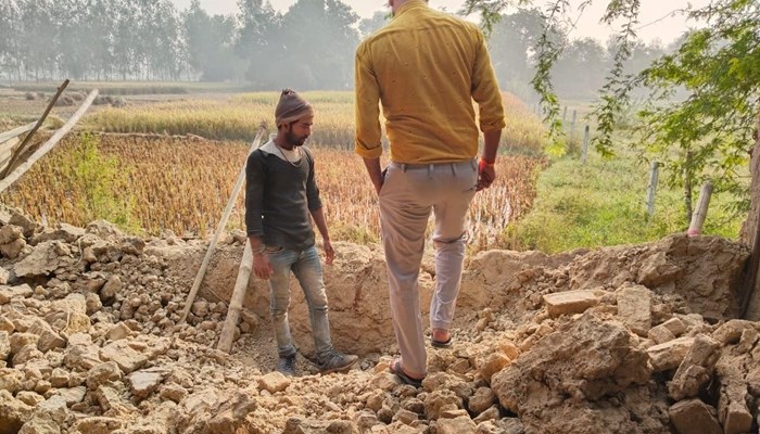 बाराबंकी: कच्ची दीवार के नीचे दबे तीन मजदूर, मलबे में फंसे मजदूरों को गांव वालों ने निकाला, जिला अस्पताल रेफर