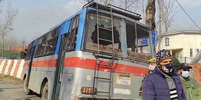 श्रीनगर में पुलिस की बस पर आतंकी हमला हुआ, तीन पुलिस कर्मियों की जान गई