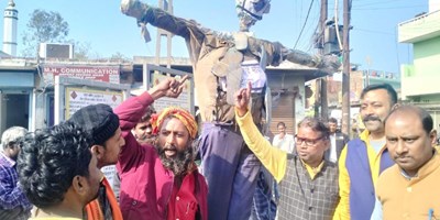 बाराबंकी: हिंदू संगठन ने स्वामी प्रसाद मौर्य का फूंका पुतला, जूतों की माला पहनाकर की पिटाई; सिर काटकर लाने पर इतने लाख देने का एलान